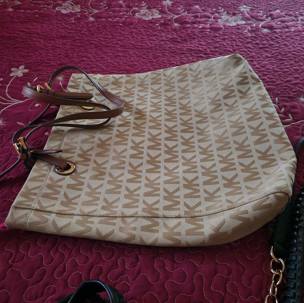 Large Michael Kors purse in excellent condition